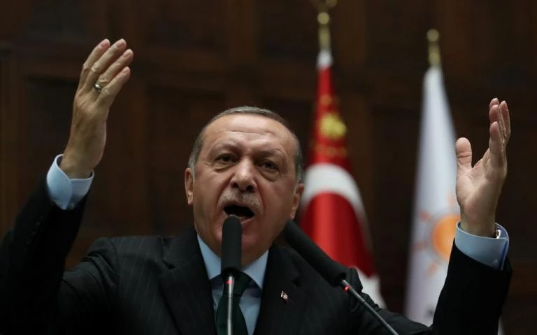 Kαταιγίδα μετά τη βροχή δανεικών στην Τουρκία – Η οικονομία πετούσε το 2017, αλλά ξεμένει από… καύσιμα το 2018